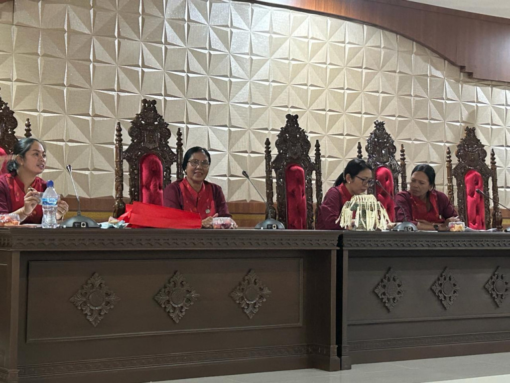 BERLANGSUNG KEGIATAN TP. PKK RAPAT RUTIN DAN ARISAN YANG BERTEMPAT DI RUANG PERTEMUAN KANTOR PERBEKEL DESA MENGWITANI